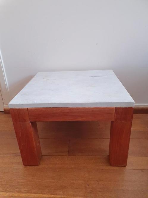 Massief houten vintage bijzet tafel, ophalen hoofddorpplein, Huis en Inrichting, Tafels | Bijzettafels, Gebruikt, Vierkant, Minder dan 45 cm