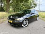 BMW E90 3-serie 325i Aut Zwart Xenon Leder Clima NAP ✅, Auto's, BMW, Automaat, 745 kg, Achterwielaandrijving, Gebruikt
