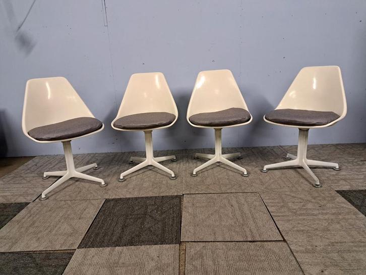 4 vintage arkana eetkamerstoelen, Huis en Inrichting, Stoelen, Gebruikt, Vier, Kunststof, Metaal, Stof, Wit, Ophalen of Verzenden