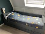 Woood grijs eenpersoonsbed, Ophalen, 85 tot 100 cm, Zo goed als nieuw, Lattenbodem
