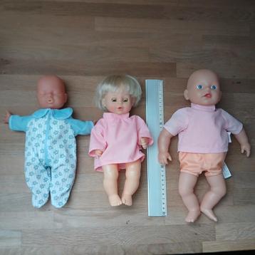 3 poppen: 2x babypop en een pop met slaapogen + kleertjes    beschikbaar voor biedingen
