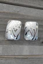 leuke vintage design oorbellen / oorhangers '70 Bijenkorf, Overige materialen, Ophalen of Verzenden, Zo goed als nieuw, Knopjes of Stekers