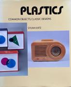 Plastics. Common objects, classic design - Sylvia Katz, Boekhuis, Boekhuis, Ophalen of Verzenden, Zo goed als nieuw