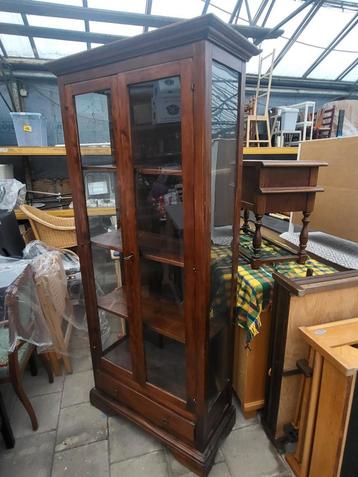 Mooie vitrinekast met aan 3 zijde glas beschikbaar voor biedingen