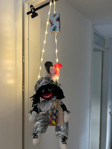 Zwarte Pietje op schommel MET Verlichting‼️ beschikbaar voor biedingen