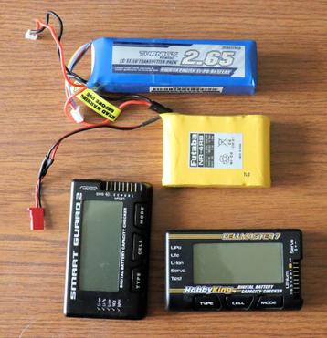 Onderdelen voor RC vliegtuigen (lipo-tester en accu's) beschikbaar voor biedingen
