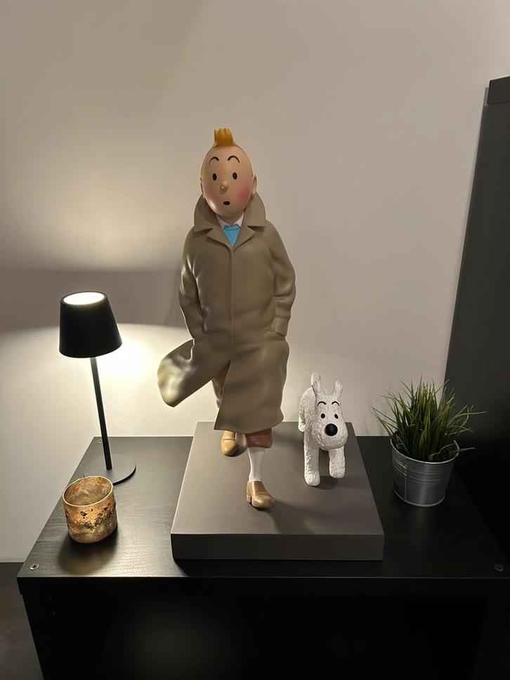 Moulinsart - Groot kuifje beeld 60 cm Kuifje in trenchcoat, Verzamelen, Stripfiguren, Zo goed als nieuw, Beeldje of Figuurtje