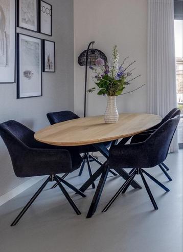 Z.G.A.N houten ovale eetkamertafel + 4 stoelen beschikbaar voor biedingen