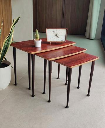 Prachtige set Deens Design nesting tafeltjes beschikbaar voor biedingen