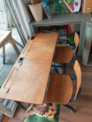 Vintage Schoolbank met Stoelen beschikbaar voor biedingen