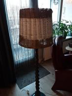 Sfeervolle vloerlamp met rieten kap, Huis en Inrichting, Lampen | Vloerlampen, Ophalen