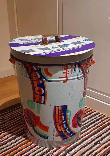 Vrolijke wasmand / prullenbak beschikbaar voor biedingen