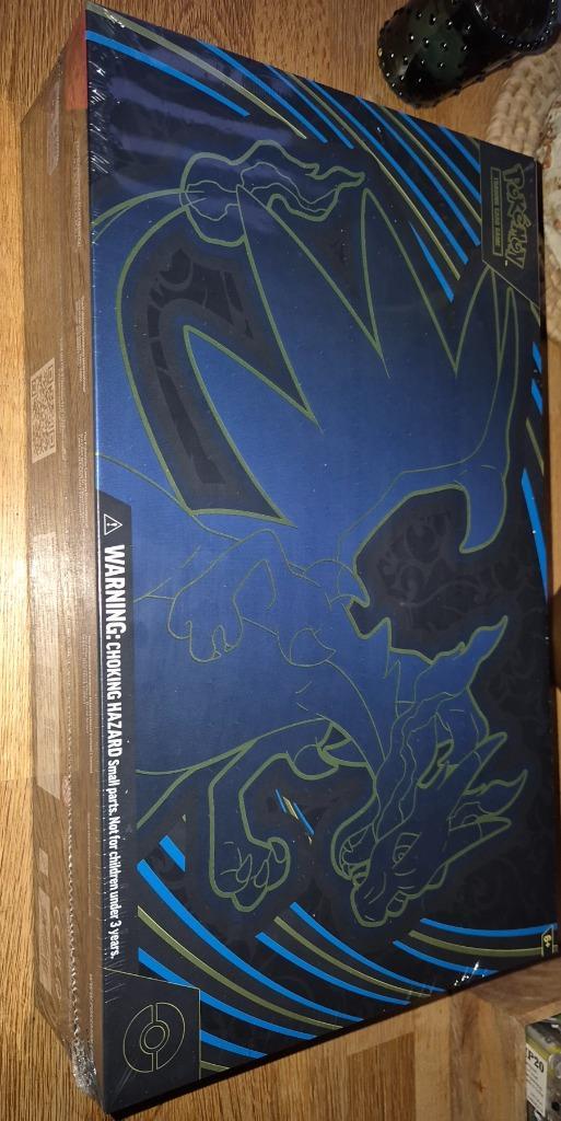 Mega Charizard Premium Collection box, Hobby en Vrije tijd, Verzamelkaartspellen | Pokémon, Nieuw, Boosterbox, Ophalen