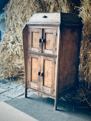 * Antiek schattig kastje dressoir kast houtsnijwerk * beschikbaar voor biedingen