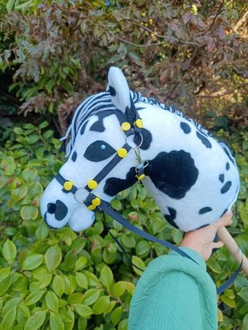 Hobbyhorse wit met zwarte vlekken  beschikbaar voor biedingen