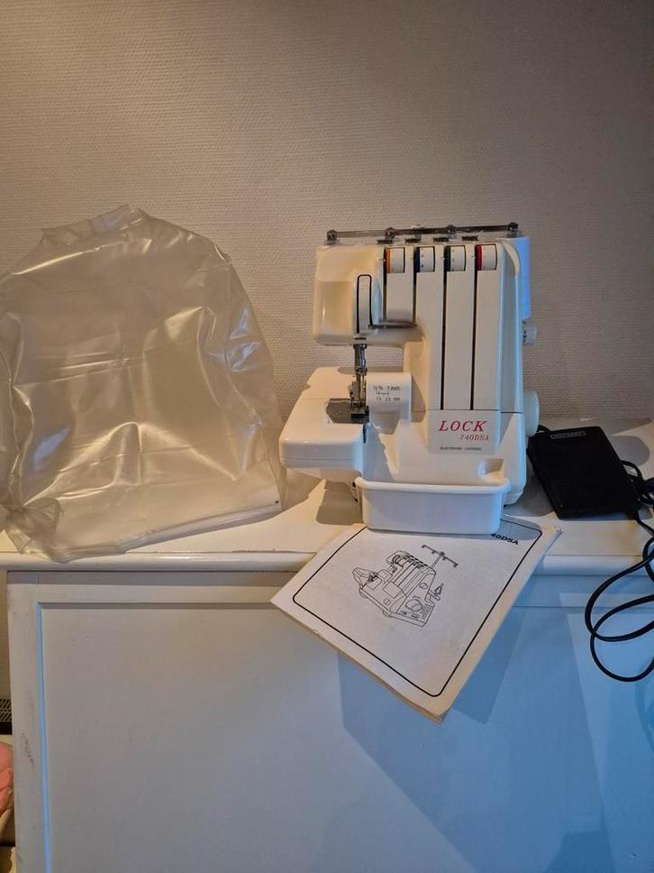 Lockmachine van het merk lock, Hobby en Vrije tijd, Naaimachines en Toebehoren, Gebruikt, Lockmachine, Overige merken, Ophalen