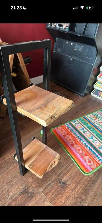 VT WONEN - Stoer wandrek – echt hout & zwart metaal beschikbaar voor biedingen