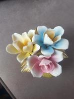 Porseleinen mandje met 3 bloemen 11 x 11 x 7 cm. Goede staat, Antiek en Kunst, Antiek | Porselein, Ophalen of Verzenden
