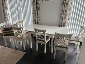Witte uitschuifbare Eettafel met 6 Stoelen IKEA beschikbaar voor biedingen