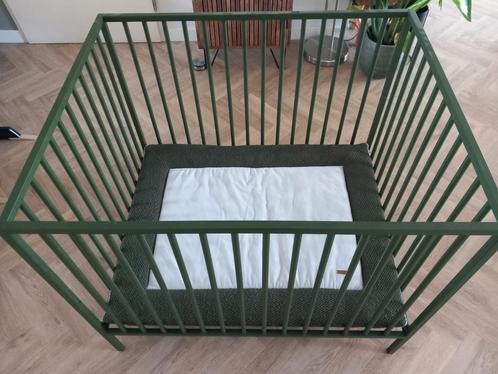 Donkergroene baby box incl. Boxkleed en boxzak, Kinderen en Baby's, Boxen, Zo goed als nieuw, Rechthoekig, In hoogte verstelbaar
