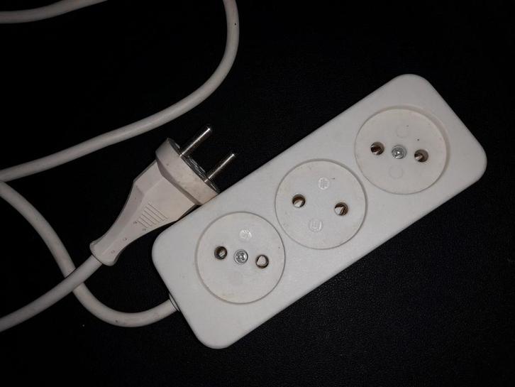 Te koop stekkerdoos met keur merk!, Audio, Tv en Foto, Audiokabels en Televisiekabels, Zo goed als nieuw, Overige kabels, Minder dan 2 meter