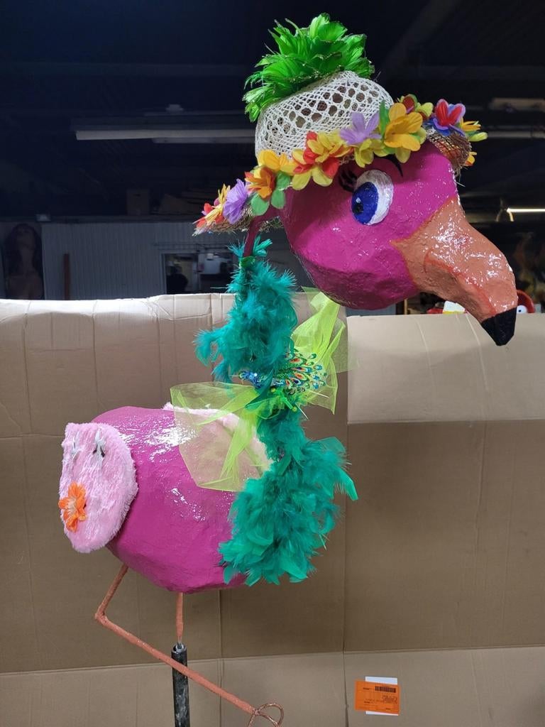 Papier-maché roze flamingo met hoed en veren, Ophalen