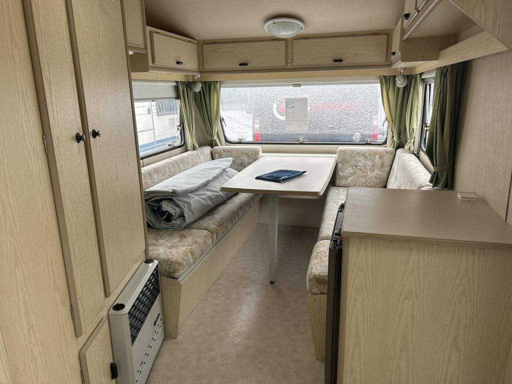 AVENTO 420 TLH CASSETTE TOILET, VOORTENT, Standaardzit, Schokbreker, Bedrijf, Niet ingevuld