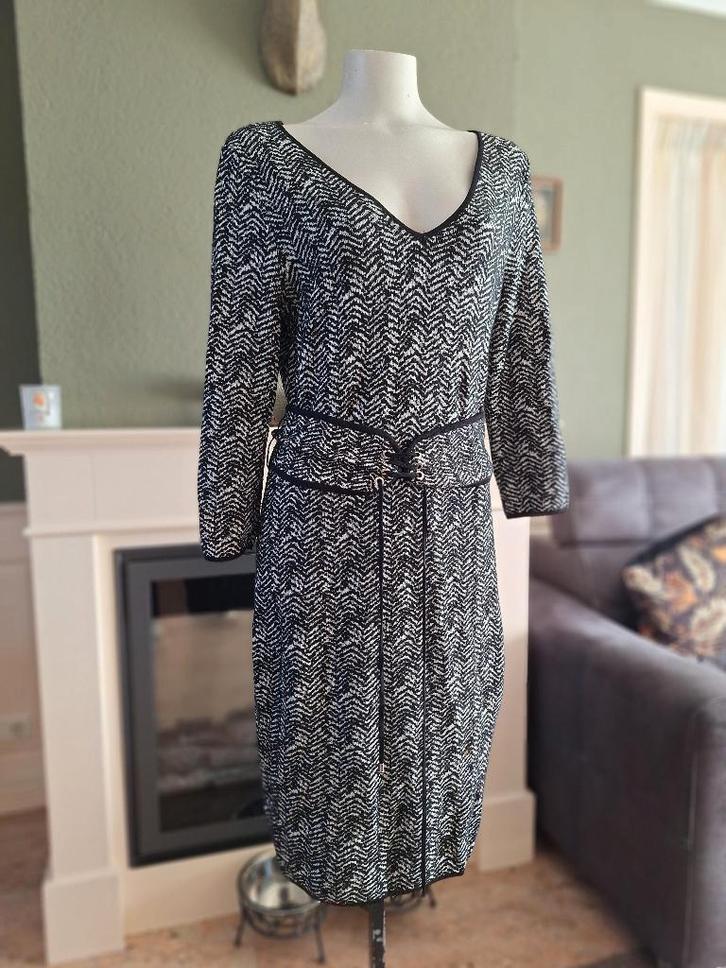 Claudia Strater warm zwart witte jurk 42 met taille riem, Kleding | Dames, Jurken, Zo goed als nieuw, Maat 38/40 (M), Zwart, Knielengte