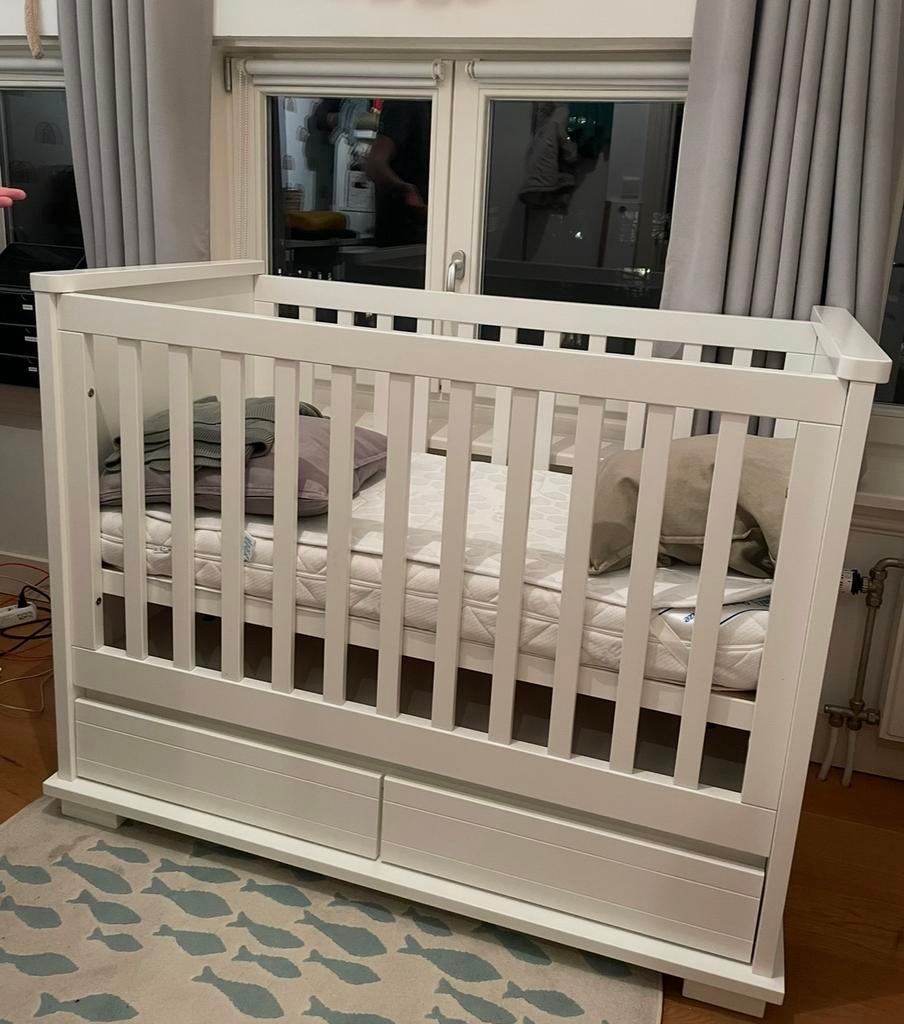 Babybedje Kidsmill Oslo 60x120 - Wit Ledikant, Ophalen, Zo goed als nieuw, Ledikant