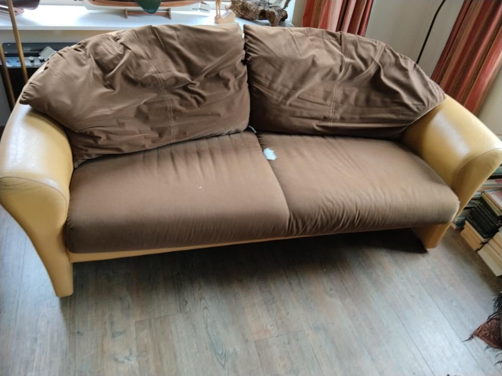 Gele Leolux 2,5-zits bank met bruine alcantara kussens, Ophalen, Gebruikt, Driepersoons, Overige materialen