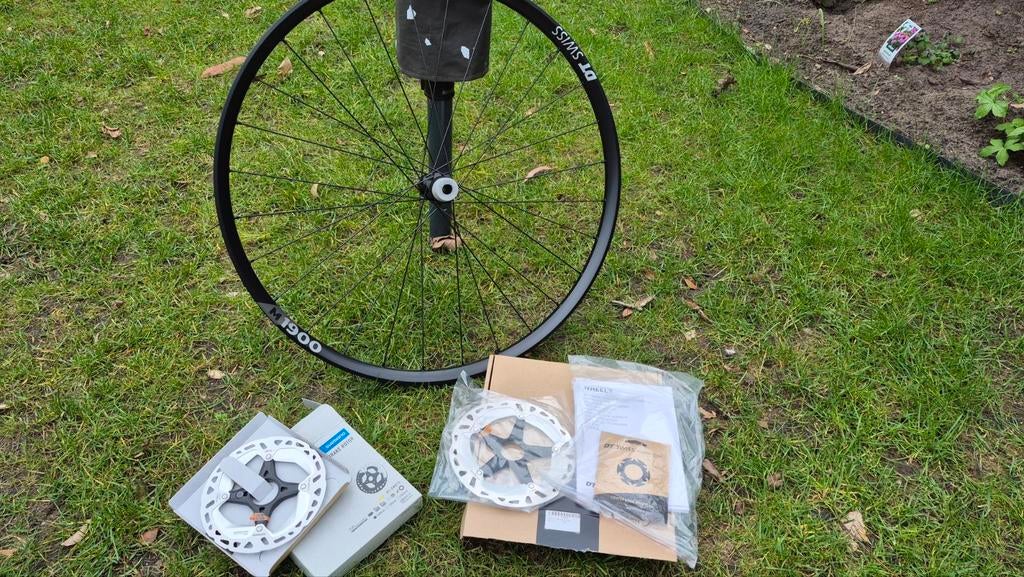 Nieuw DT Swiss M1900 voorwiel met Shimano remschijven, Ophalen