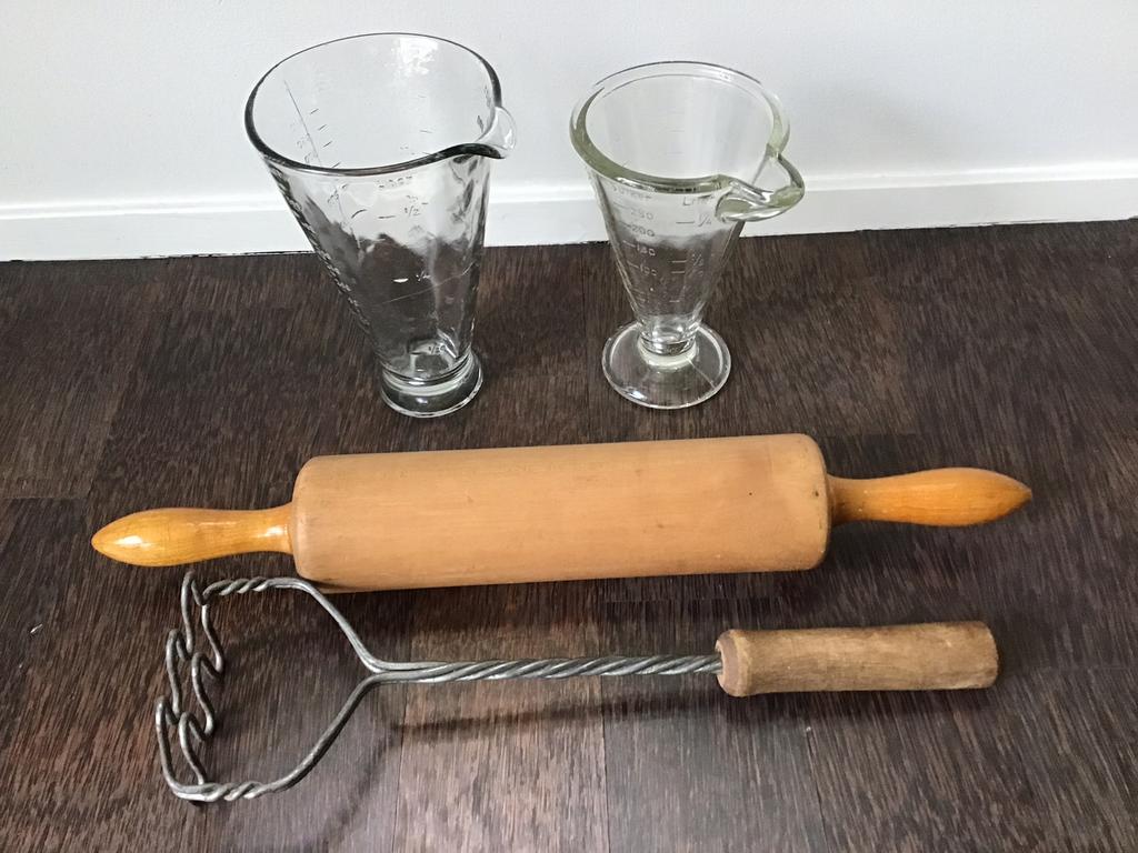 Houten deegroller - stampotstamper - 2 glazen maatbekers, Ophalen of Verzenden, Zo goed als nieuw