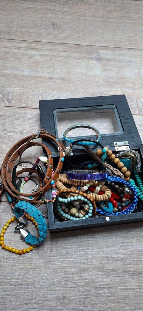 Doosje met armbandjes., Ophalen of Verzenden, Nieuw, Overige kleuren, Overige materialen