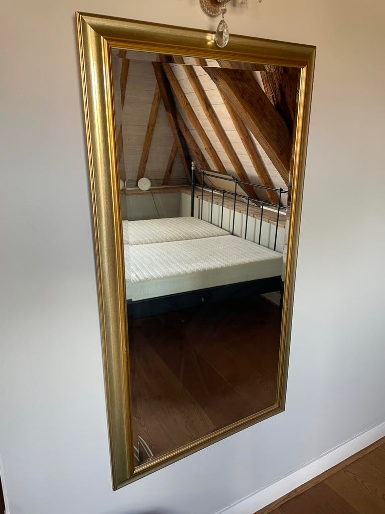 Grote gouden spiegel met sierlijke lijst, Huis en Inrichting, Woonaccessoires | Spiegels, Ophalen, Zo goed als nieuw, 75 tot 100 cm