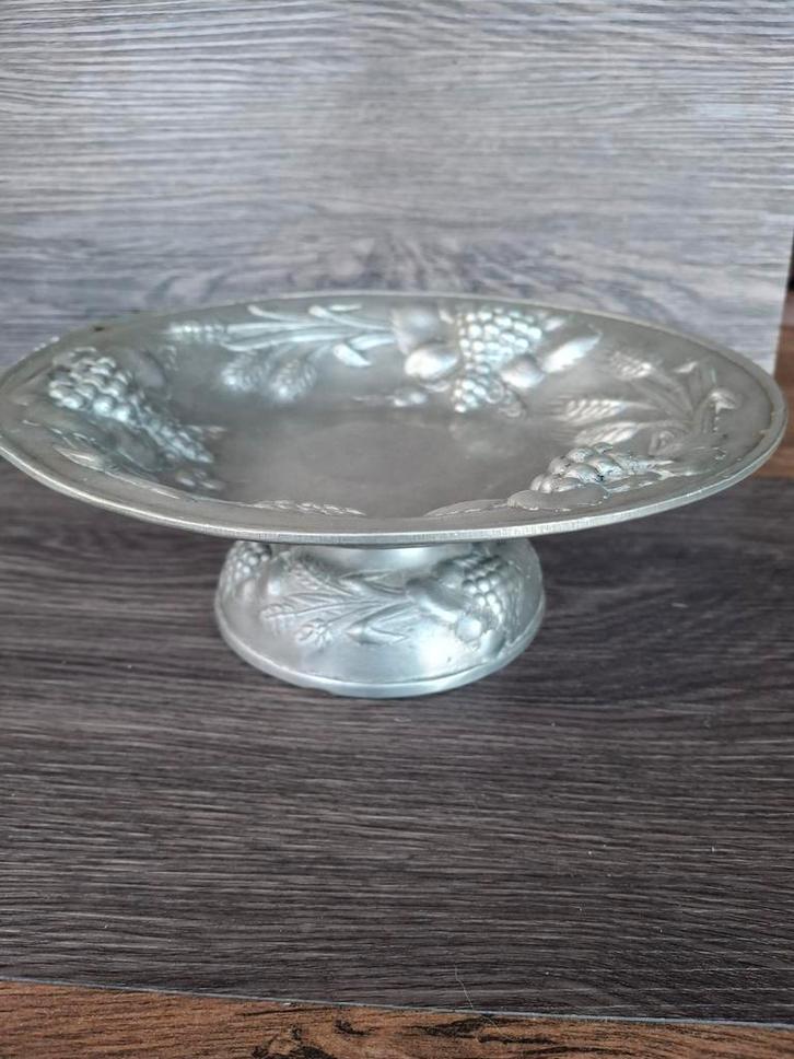 antieke fruitschaal is gemaakt van tin en is versierd met ee, Antiek en Kunst, Antiek | Keukenbenodigdheden, Ophalen of Verzenden