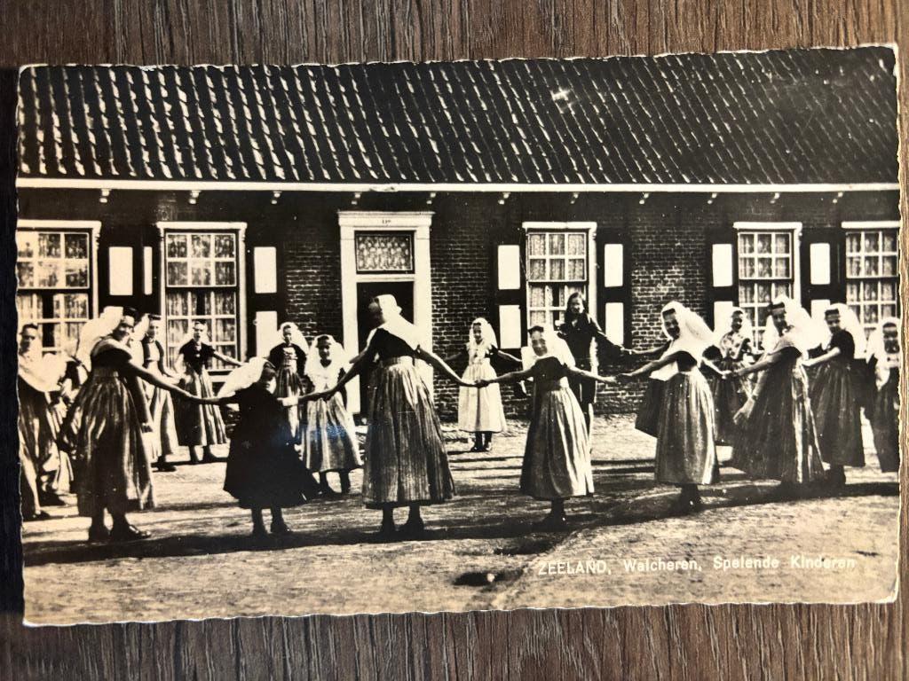 Ansichtkaart Walcheren - Spelende kinderen in klederdracht, Ophalen of Verzenden, 1940 tot 1960, Ongelopen, Zeeland