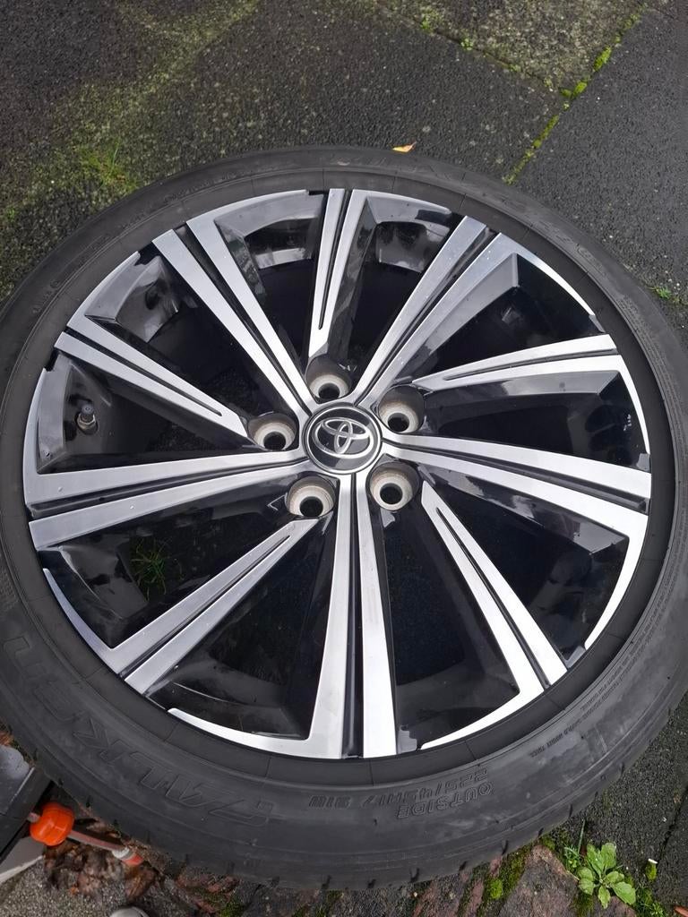 Orginele Toyota corolla 17 bicolor velgen, Auto-onderdelen, Banden en Velgen, Ophalen, Gebruikt, Banden en Velgen, 17 inch