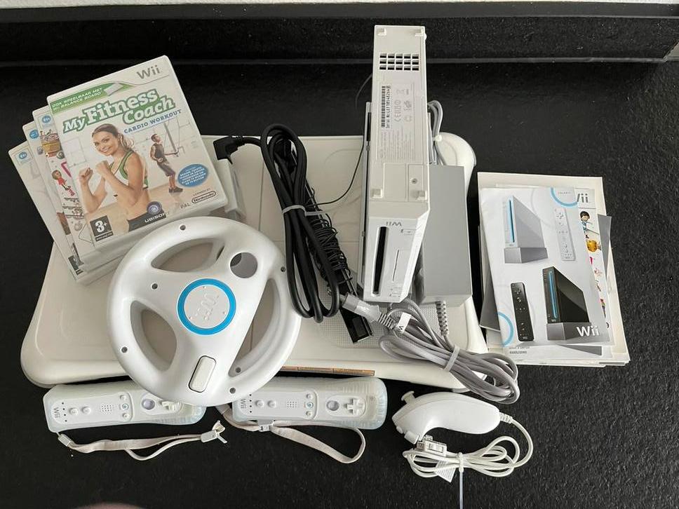 WII SPELCOMPUTER, Spelcomputers en Games, Ophalen of Verzenden, Gebruikt, Met 2 controllers, Met stuurtje