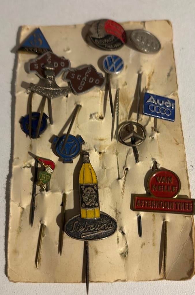 Verzameling vintage speldjes - auto, thee, bier, Ophalen of Verzenden, Gebruikt