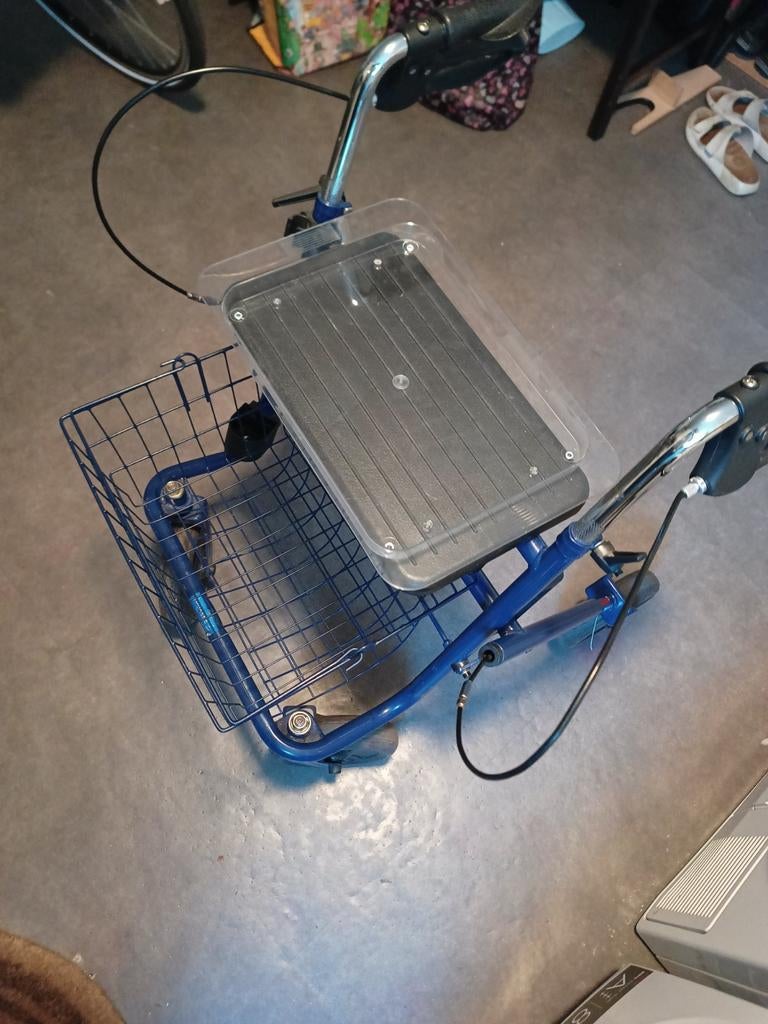 Rollator, kleur blauw,merk Vemeie, Diversen, Rollators, Ophalen of Verzenden, Zo goed als nieuw