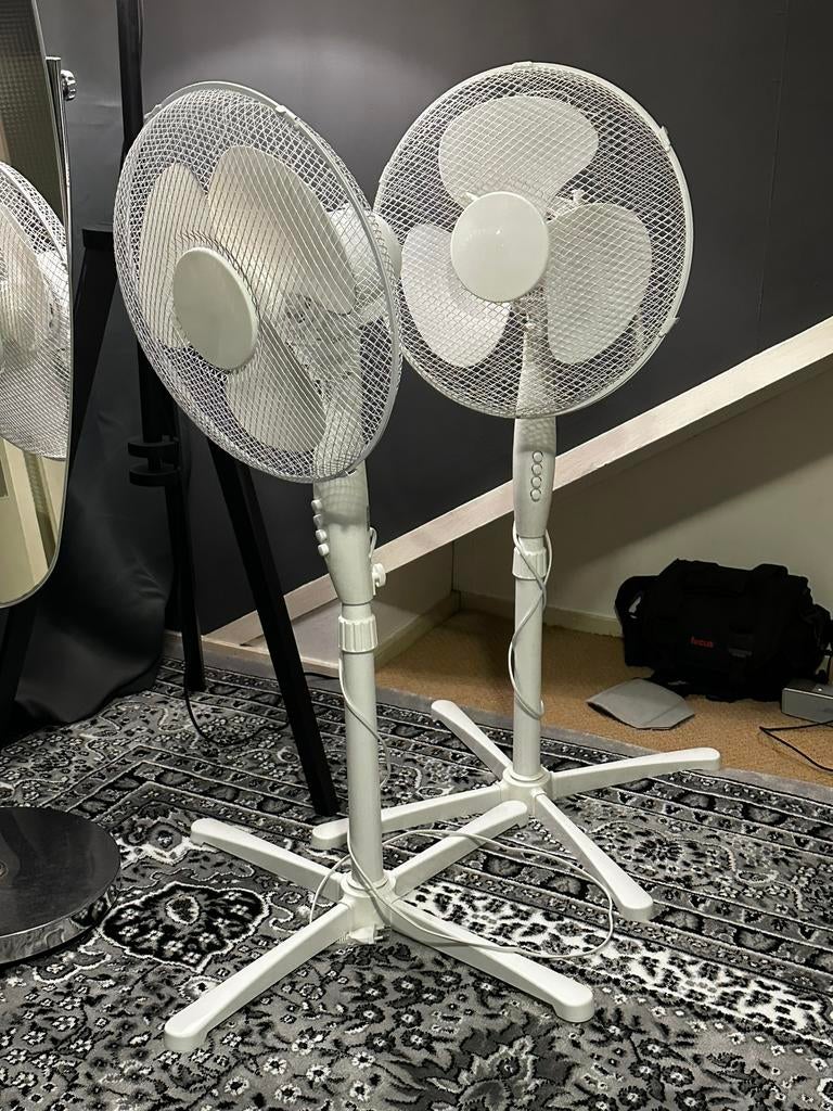 2x Witte Staande Ventilatoren in Goede Staat!, Witgoed en Apparatuur, Ventilatoren, Ophalen, Zo goed als nieuw, Statiefventilator