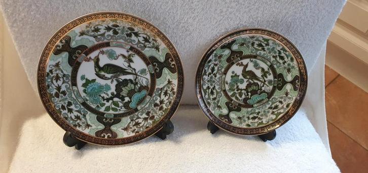 2 Japanse Sierborden met pauwen, 17 cm en 19 cm diameter, Antiek en Kunst, Antiek | Porselein, Ophalen of Verzenden