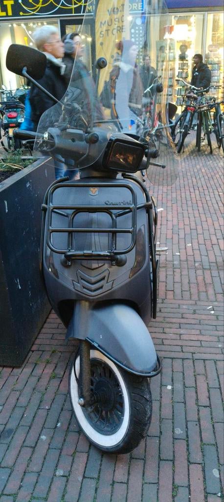 Larousse Scooter - 9.700 km - Goede staat met alarm, Fietsen en Brommers, Ophalen of Verzenden