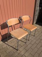 Twee vintage houten stoelen, Ophalen, Gebruikt, Hout, Stapelbaar