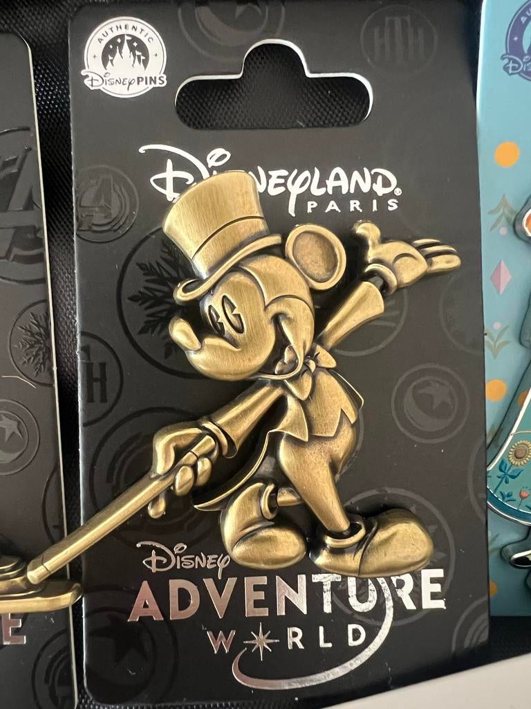 Disney Adventure World Mickey Mouse Pin Beeldje, Verzamelen, Ophalen of Verzenden, Mickey Mouse, Nieuw, Beeldje of Figuurtje