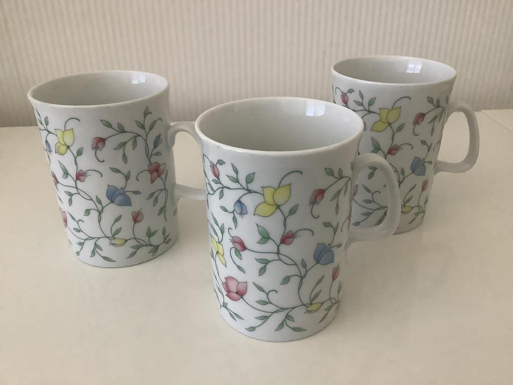 Douwe Egberts mokken 3 stuks bloemenmotief Winterling, Ophalen of Verzenden, Zo goed als nieuw, Overige stijlen, Kop(pen) en/of Schotel(s)