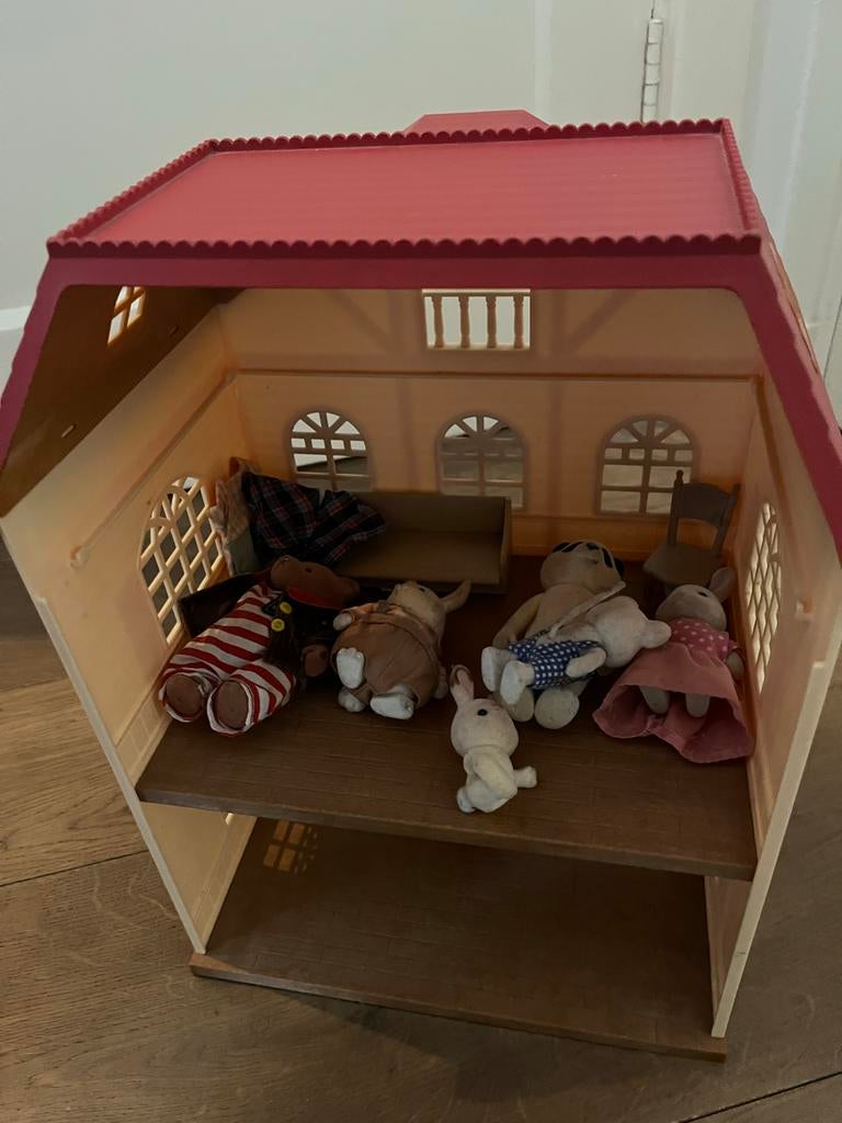 Sylvanian families Poppenhuis met rood dak en dierenfiguren, Ophalen of Verzenden, Gebruikt, Poppenhuis