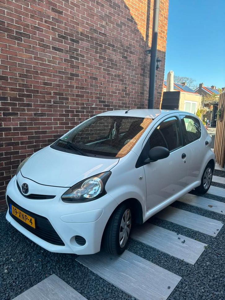 Toyota Aygo 1.0 12V Vvt-i 5DRS 2012 Wit, Auto's, Toyota, Particulier, Aygo, Benzine, A, Hatchback, Handgeschakeld, Origineel Nederlands