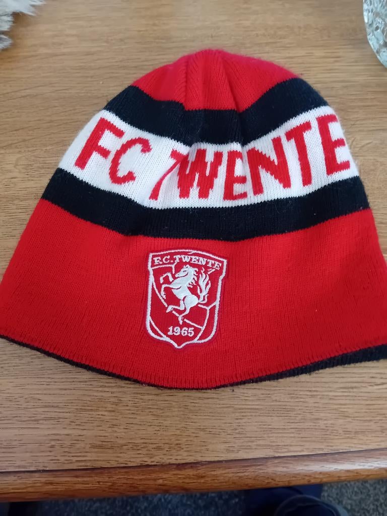 FC Twente kindermuts - Rood/Zwart met logo, Kinderen en Baby's, Babykleding | Mutsen, Sjaals en Wanten, Jongetje of Meisje, Ophalen of Verzenden