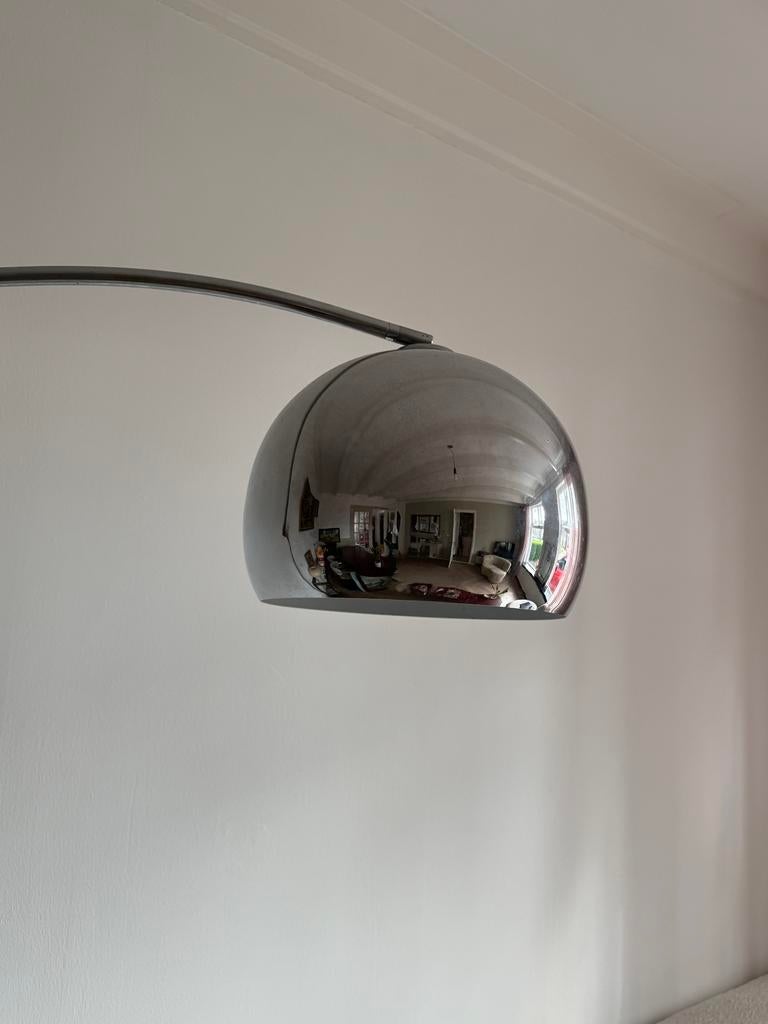 Chromen booglamp / design vloerlamp met metalen halve bolkap, Ophalen, Zo goed als nieuw